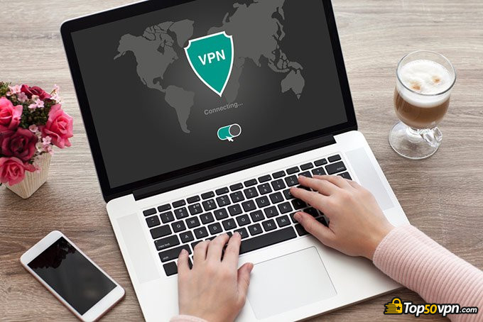 VPN miễn phí tốt nhất: Một người đang kết nối với VPN.